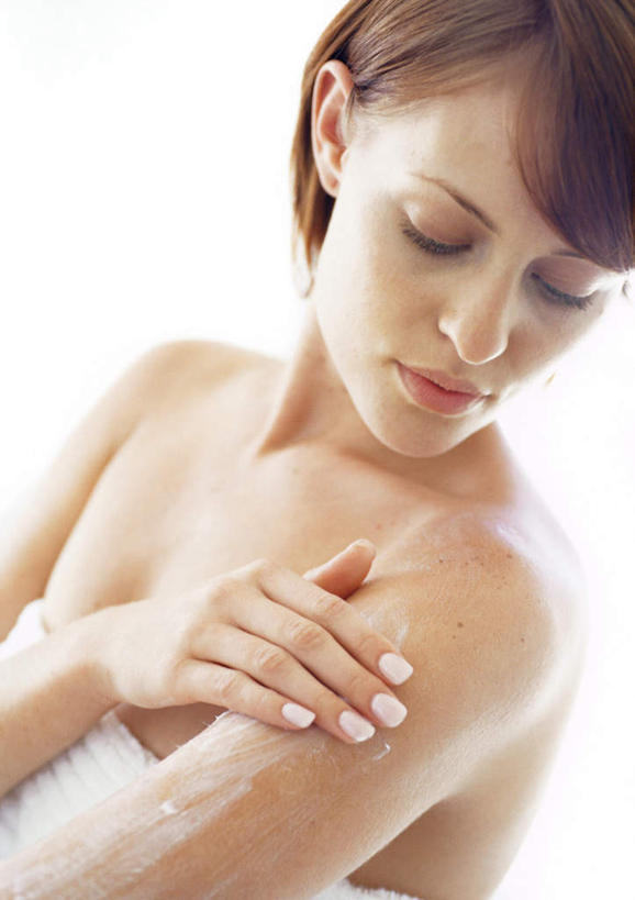 西方人,头发,一个人,站,笑,摸,微笑,竖图,室内,白天,白色背景,侧面,浴袍,欧洲,欧洲人,仅一个年轻女性,仅一个女性,仅一个人,擦,抚摸,润肤露,涂抹,注视,黄色,白色,观察,看,站着,转头,擦拭,摄影,影棚,观看,察看,护肤品,关注,年轻女性,女人,女性,白种人,触摸,接触,站立,半身,彩图,影棚拍摄,汤帷子,浴衣,拍摄