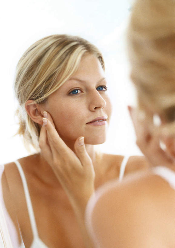 西方人,头发,一个人,站,举,笑,摸,微笑,露齿笑,竖图,室内,白天,化妆,美容,镜子,欧洲,欧洲人,仅一个年轻女性,仅一个女性,仅一个人,抚摸,阴影,反射,光线,影子,墙,注视,吊带衫,墙壁,墙面,背面,黄色,白色,阳光,化妆镜,观察,看,托,站着,转头,观看,镜像,察看,镜面,化妆间,关注,光学,年轻女性,女人,女性,白种人,触摸,接触,举起,举手,举着,向上举,向上伸,向上托,站立,半身,彩图