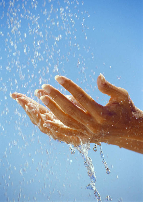 西方人,手,一个人,举,捧,摸,竖图,室外,特写,白天,侧面,水,欧洲,欧洲人,双手,仅一个年轻女性,仅一个女性,仅一个人,抚摸,阴影,光线,液体,影子,水滴,蓝色,蓝天,天空,阳光,天,托,手部,流动,年轻女性,女人,女性,白种人,触摸,接触,举起,举手,举着,捧着,手捧,向上举,向上伸,向上托,半身,彩图