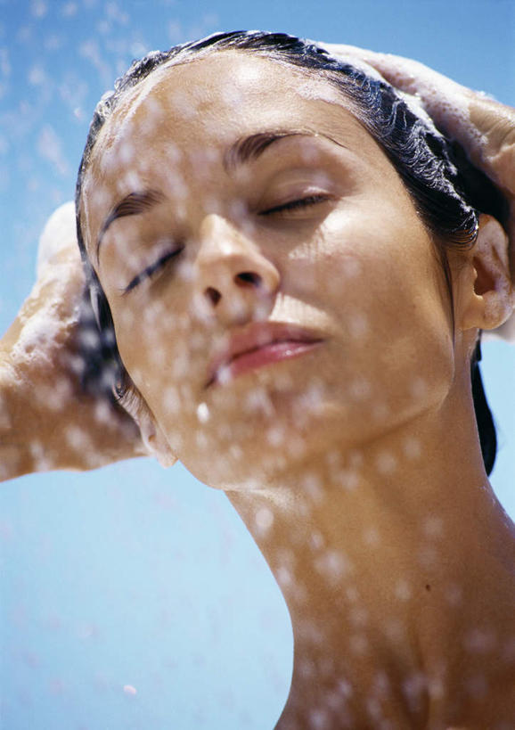西方人,脸,头,脸颊,头发,一个人,站,举,闭眼,摸,竖图,室外,特写,白天,正面,洗澡,水,欧洲,欧洲人,仅一个年轻女性,仅一个女性,仅一个人,抚摸,阴影,光线,泡沫,液体,影子,水滴,裸露,蓝色,黑色,蓝天,天空,阳光,泡泡,天,托,站着,裸,年轻女性,女人,女性,白种人,头部,脸部,脸蛋,面部,闭眼睛,闭着眼,闭着眼睛,触摸,接触,举起,举手,举着,向上举,向上伸,向上托,站立,半身,彩图