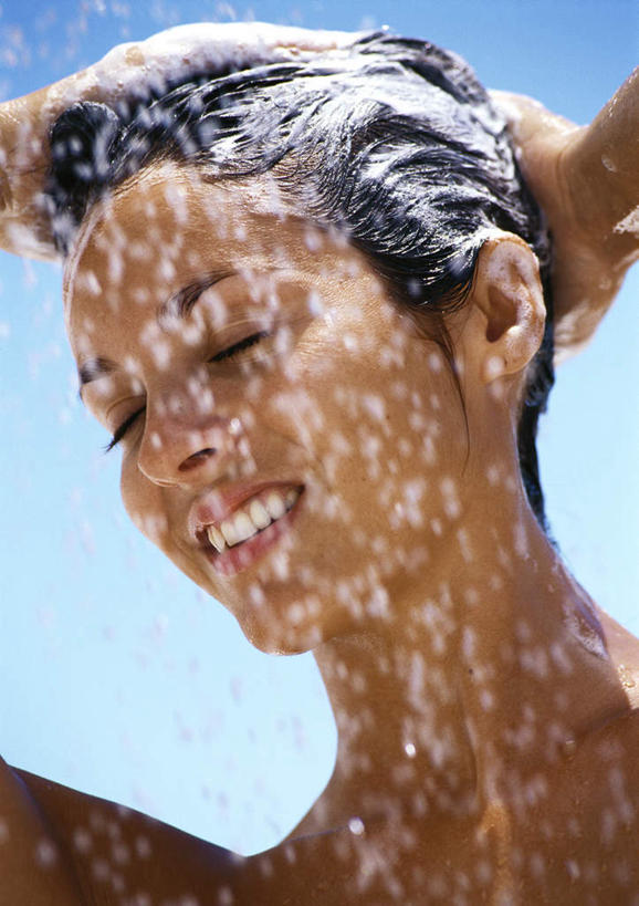 西方人,脸,头,脸颊,头发,一个人,站,举,闭眼,笑,摸,微笑,露齿笑,竖图,室外,特写,白天,正面,欧洲,欧洲人,仅一个年轻女性,仅一个女性,仅一个人,抚摸,阴影,光线,影子,注视,裸露,蓝色,黑色,蓝天,天空,阳光,天,观察,看,托,站着,转头,观看,察看,关注,裸,年轻女性,女人,女性,白种人,头部,脸部,脸蛋,面部,闭眼睛,闭着眼,闭着眼睛,触摸,接触,举起,举手,举着,向上举,向上伸,向上托,站立,半身,彩图