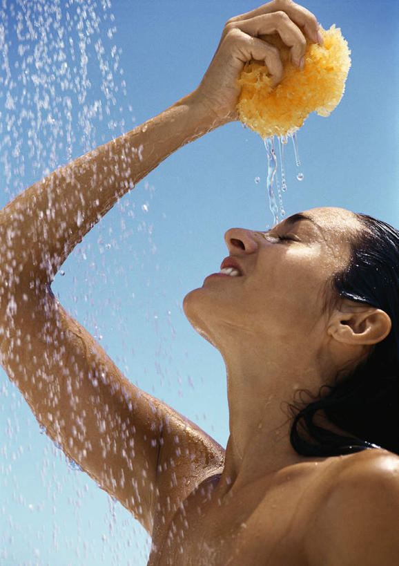 西方人,脸,头,脸颊,头发,一个人,站,举,闭眼,笑,摸,微笑,露齿笑,竖图,室外,白天,侧面,洗澡,水,欧洲,欧洲人,仅一个年轻女性,仅一个女性,仅一个人,一块,抚摸,握,阴影,光线,泡沫,液体,影子,水滴,拿,拿着,裸露,黄色,蓝色,黑色,蓝天,天空,阳光,浴球,天,托,站着,握着,流动,赤裸,裸,年轻女性,女人,女性,白种人,头部,脸部,脸蛋,面部,闭眼睛,闭着眼,闭着眼睛,触摸,接触,举起,举手,举着,抬头,向上举,向上伸,向上托,仰头,站立,半身,彩图