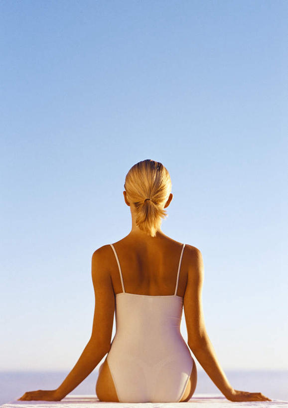 西方人,头发,一个人,坐,摸,竖图,室外,白天,旅游,度假,海浪,海洋,沙滩,欧洲,欧洲人,仅一个年轻女性,仅一个女性,仅一个人,撑,抚摸,阴影,内衣,光线,沙子,影子,海岸,浪花,沙地,娱乐,背面,黄色,蓝色,白色,蓝天,天空,阳光,海水,天,享受,休闲,放松,撑着,海景,年轻女性,女人,女性,白种人,大海,风浪,海,海水的波动,海滩,近岸浪,涌浪,触摸,接触,坐着,半身,彩图