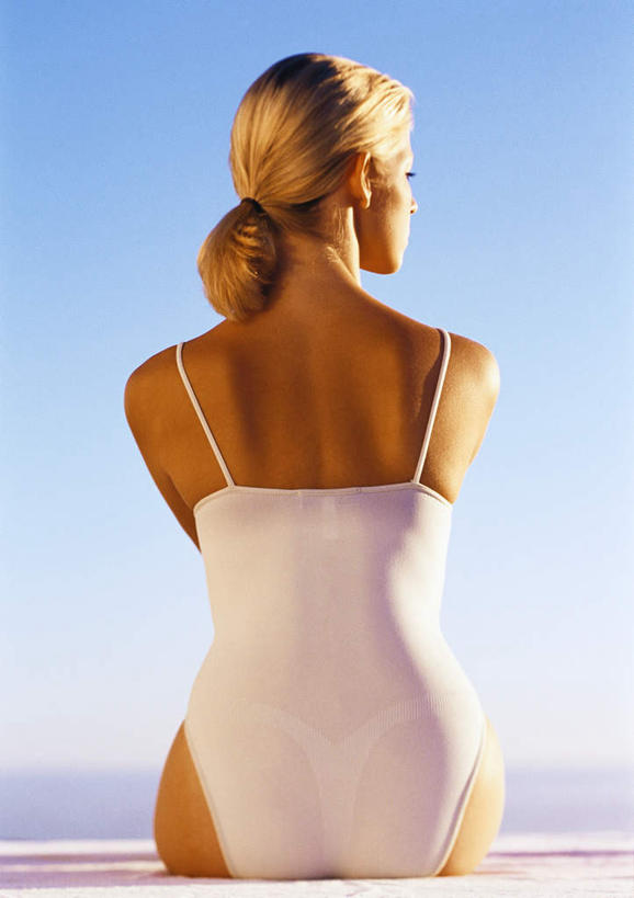 西方人,头发,一个人,坐,摸,竖图,室外,白天,旅游,度假,海浪,海洋,沙滩,欧洲,欧洲人,仅一个年轻女性,仅一个女性,仅一个人,撑,抚摸,阴影,内衣,光线,沙子,影子,海岸,浪花,沙地,娱乐,背面,黄色,蓝色,白色,蓝天,天空,阳光,海水,天,手放前,转头,享受,休闲,放松,撑着,海景,年轻女性,女人,女性,白种人,大海,风浪,海,海水的波动,海滩,近岸浪,涌浪,触摸,接触,坐着,半身,彩图