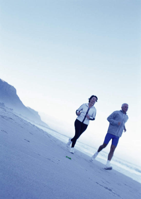 西方人,头发,两个人,家庭,夫妻,站,跑,笑,微笑,露齿笑,竖图,室外,白天,正面,爱情,锻炼,旅游,度假,运动,海浪,海洋,沙滩,欧洲,欧洲人,阴影,光线,沙子,影子,海岸,浪花,沙地,浪漫,注视,休闲装,娱乐,蓝色,白色,蓝天,天空,阳光,海水,天,观察,看,站着,享受,休闲,温暖,温馨,一家人,休闲服,恩爱,放松,恋人,观看,和睦,察看,关注,海景,体育,老年男性,老年女性,男人,男性,女人,女性,白种人,情侣,大海,风浪,海,海水的波动,海滩,近岸浪,涌浪,跑步,站立,彩图,全身,健身,伴侣,融洽