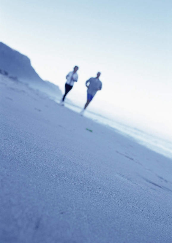 西方人,头发,两个人,家庭,夫妻,站,跑,笑,微笑,露齿笑,竖图,室外,白天,正面,爱情,锻炼,旅游,度假,运动,海浪,海洋,沙滩,欧洲,欧洲人,阴影,光线,沙子,影子,海岸,浪花,沙地,浪漫,注视,休闲装,娱乐,蓝色,白色,蓝天,天空,阳光,海水,天,观察,看,站着,享受,休闲,温暖,温馨,一家人,休闲服,恩爱,放松,恋人,观看,和睦,察看,关注,海景,体育,老年男性,老年女性,男人,男性,女人,女性,白种人,情侣,大海,风浪,海,海水的波动,海滩,近岸浪,涌浪,跑步,站立,彩图,全身,健身,伴侣,融洽