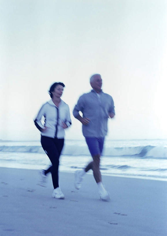 西方人,头发,两个人,家庭,夫妻,站,跑,笑,微笑,露齿笑,竖图,室外,白天,正面,爱情,锻炼,旅游,度假,运动,海浪,海洋,沙滩,欧洲,欧洲人,阴影,光线,沙子,影子,海岸,浪花,沙地,浪漫,注视,休闲装,娱乐,蓝色,白色,蓝天,天空,阳光,海水,天,观察,看,站着,享受,休闲,温暖,温馨,一家人,休闲服,恩爱,放松,恋人,观看,和睦,察看,关注,海景,体育,老年男性,老年女性,男人,男性,女人,女性,白种人,情侣,大海,风浪,海,海水的波动,海滩,近岸浪,涌浪,跑步,站立,彩图,全身,健身,伴侣,融洽