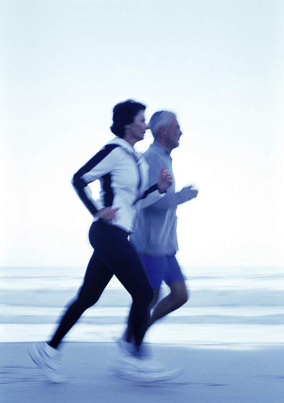 西方人,头发,两个人,家庭,夫妻,站,跑,笑,微笑,露齿笑,竖图,室外,白天,侧面,爱情,锻炼,旅游,度假,运动,海浪,海洋,沙滩,欧洲,欧洲人,阴影,光线,沙子,影子,海岸,浪花,沙地,浪漫,注视,休闲装,娱乐,蓝色,白色,蓝天,天空,阳光,海水,天,观察,看,站着,享受,休闲,温暖,温馨,一家人,休闲服,恩爱,放松,恋人,观看,和睦,察看,关注,海景,体育,老年男性,老年女性,男人,男性,女人,女性,白种人,情侣,大海,风浪,海,海水的波动,海滩,近岸浪,涌浪,跑步,站立,彩图,全身,健身,伴侣,融洽