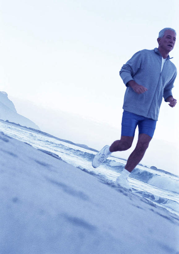 西方人,头发,一个人,站,跑,笑,微笑,竖图,室外,白天,正面,锻炼,旅游,度假,运动,海浪,海洋,沙滩,欧洲,欧洲人,仅一个男性,仅一个人,阴影,光线,沙子,影子,海岸,浪花,沙地,注视,休闲装,娱乐,蓝色,白色,蓝天,天空,阳光,海水,天,观察,看,站着,仅一个老年男性,享受,休闲,休闲服,放松,观看,察看,关注,海景,体育,老年男性,男人,男性,白种人,大海,风浪,海,海水的波动,海滩,近岸浪,涌浪,跑步,站立,彩图,全身,健身