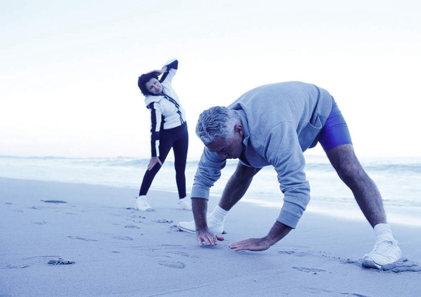 西方人,两个人,家庭,夫妻,站,举,摸,横图,室外,白天,正面,爱情,旅游,度假,海浪,海洋,沙滩,欧洲,欧洲人,撑,抚摸,伸展,弯腰,阴影,光线,沙子,影子,海岸,浪花,沙地,浪漫,休闲装,娱乐,蓝色,蓝天,天空,阳光,海水,天,低头,托,站着,享受,休闲,温暖,温馨,一家人,休闲服,恩爱,放松,恋人,和睦,撑着,海景,弯身,老年男性,老年女性,男人,男性,女人,女性,白种人,情侣,大海,风浪,海,海水的波动,海滩,近岸浪,涌浪,触摸,接触,举起,举手,举着,向上举,向上伸,向上托,站立,彩图,全身,伴侣,融洽