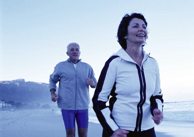 西方人,头发,两个人,家庭,夫妻,站,跑,笑,微笑,露齿笑,横图,室外,白天,正面,爱情,锻炼,旅游,度假,运动,海浪,海洋,礁石,石头,沙滩,欧洲,欧洲人,阴影,光线,沙子,石子,影子,海岸,浪花,沙地,浪漫,注视,休闲装,娱乐,蓝色,黑色,蓝天,天空,阳光,海水,天,观察,看,站着,享受,休闲,温暖,温馨,一家人,休闲服,恩爱,放松,恋人,观看,和睦,察看,关注,海景,体育,老年男性,老年女性,男人,男性,女人,女性,白种人,情侣,大海,风浪,海,海水的波动,海滩,礁,近岸浪,石块,岩石,涌浪,跑步,站立,半身,彩图,健身,伴侣,融洽