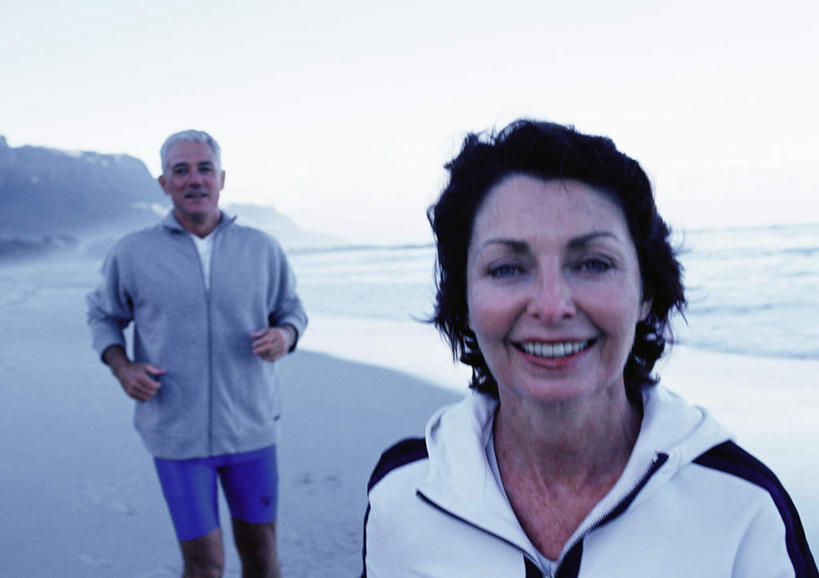 西方人,头发,两个人,家庭,夫妻,站,跑,笑,微笑,露齿笑,横图,室外,白天,正面,爱情,锻炼,旅游,度假,运动,海浪,海洋,石头,沙滩,欧洲,欧洲人,阴影,光线,沙子,石子,影子,海岸,浪花,云,云朵,沙地,浪漫,云彩,注视,休闲装,娱乐,蓝色,黑色,白云,蓝天,天空,阳光,海水,天,观察,看,站着,享受,休闲,温暖,温馨,一家人,休闲服,鹅卵石,恩爱,放松,恋人,观看,和睦,察看,关注,按摩石,海景,体育,老年男性,老年女性,男人,男性,女人,女性,白种人,情侣,大海,风浪,海,海水的波动,海滩,近岸浪,石块,涌浪,跑步,站立,半身,彩图,健身,伴侣,融洽