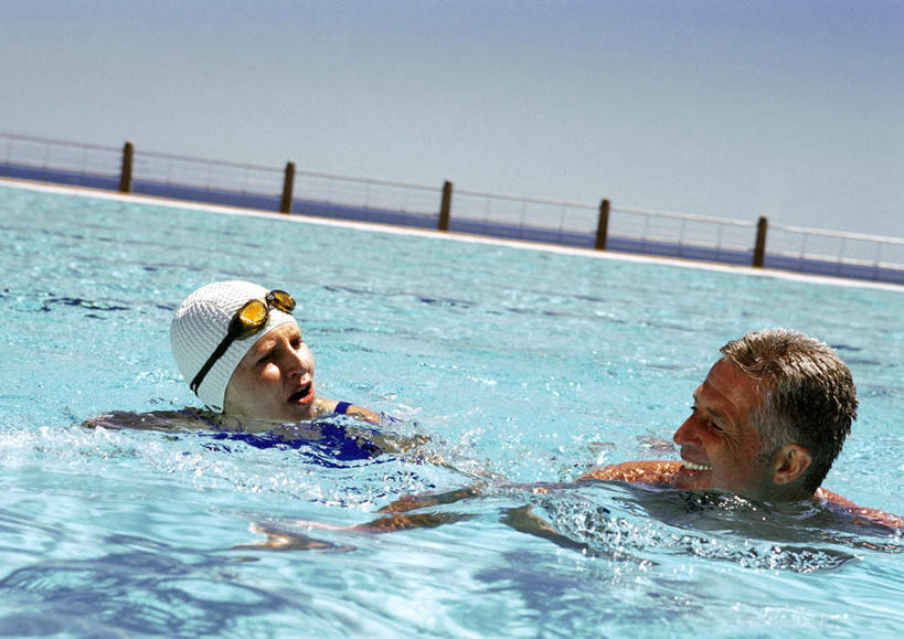 西方人,两个人,家庭,夫妻,体育馆,游泳池,栏杆,站,笑,微笑,露齿笑,横图,俯视,室外,白天,泳装,比基尼,爱情,旅游,度假,水,帽子,欧洲,欧洲人,阴影,泳帽,光线,眼镜,影子,泳镜,水池,水面,围栏,浪漫,注视,娱乐,泳池,护栏,相视,蓝色,蓝天,天空,阳光,游泳眼镜,天,观察,看,站着,转头,享受,休闲,温暖,温馨,一家人,面对面,恩爱,放松,恋人,观看,对视,和睦,察看,游泳馆,关注,游泳帽,相对,相看,老年男性,老年女性,男人,男性,女人,女性,白种人,情侣,站立,半身,彩图,高角度拍摄,三点式,泳衣,伴侣,融洽