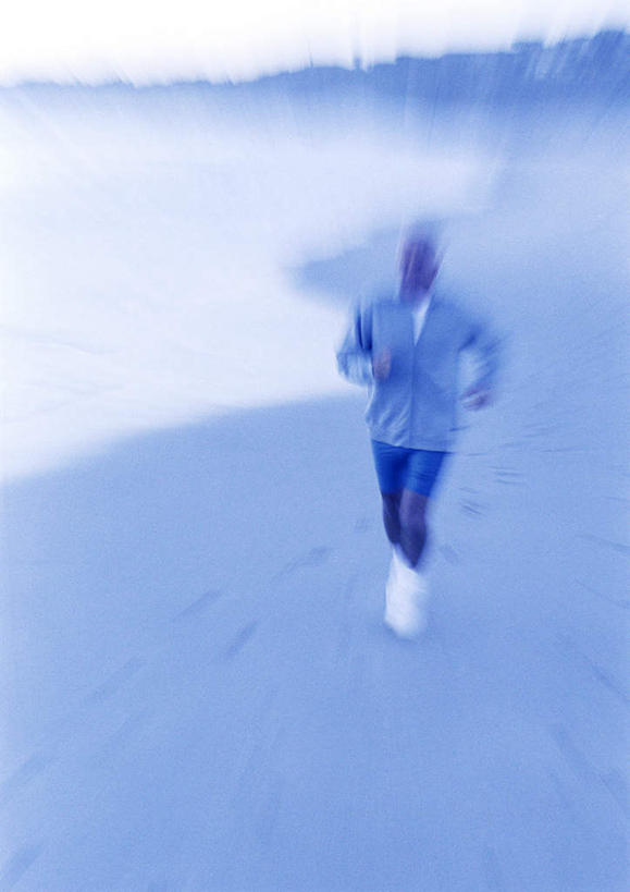 西方人,一个人,站,跑,竖图,室外,白天,正面,锻炼,旅游,度假,运动,海浪,海洋,沙滩,欧洲,欧洲人,仅一个男性,仅一个人,阴影,光线,沙子,影子,海岸,浪花,云,云朵,沙地,云彩,注视,休闲装,娱乐,蓝色,白云,蓝天,天空,阳光,海水,天,观察,看,站着,仅一个老年男性,享受,休闲,休闲服,放松,观看,察看,关注,海景,体育,老年男性,男人,男性,白种人,大海,风浪,海,海水的波动,海滩,近岸浪,涌浪,跑步,站立,彩图,全身,健身