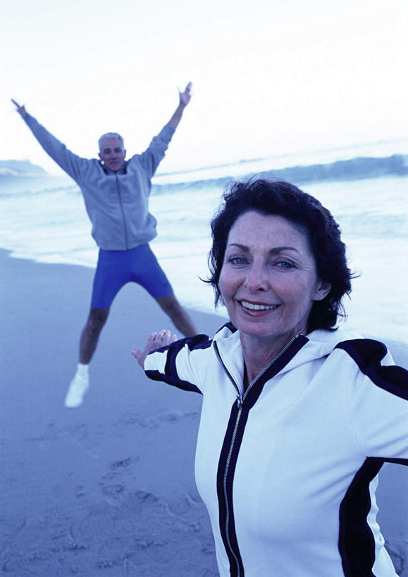 西方人,头发,两个人,家庭,夫妻,站,跳,举,伸展双臂,竖图,室外,白天,正面,爱情,旅游,度假,海浪,海洋,沙滩,欧洲,欧洲人,阴影,光线,沙子,影子,海岸,浪花,云,云朵,沙地,半空,浪漫,云彩,注视,娱乐,蓝色,白云,蓝天,天空,阳光,海水,天,观察,看,托,站着,转头,享受,休闲,温暖,温馨,一家人,恩爱,放松,恋人,观看,和睦,察看,关注,海景,老年男性,老年女性,男人,男性,女人,女性,白种人,情侣,大海,风浪,海,海水的波动,海滩,近岸浪,涌浪,敞开双臂,举起,举手,举着,伸开双臂,跳跃,向上举,向上伸,向上托,展开双肩,站立,张开手臂,张开双臂,半身,彩图,伴侣,融洽