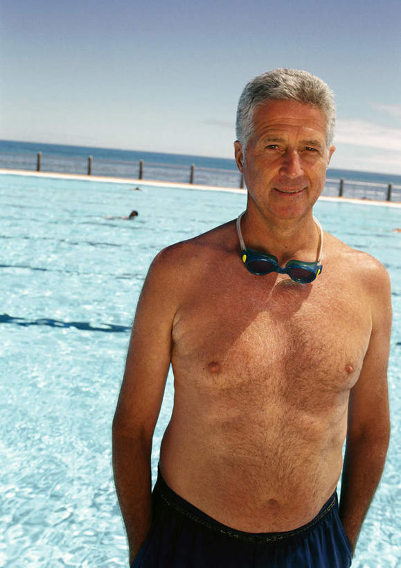 西方人,头发,一个人,体育馆,游泳池,栏杆,站,笑,摸,微笑,露齿笑,竖图,室外,白天,正面,旅游,度假,水,欧洲,欧洲人,仅一个男性,仅一个人,一条,抚摸,阴影,泳裤,光线,墨镜,眼镜,影子,水池,水面,云,云朵,围栏,云彩,注视,娱乐,泳池,护栏,裸露,蓝色,白色,黑色,白云,蓝天,天空,阳光,太阳镜,太阳眼镜,天,观察,看,站着,仅一个老年男性,享受,休闲,遮阳镜,放松,赤裸,观看,察看,游泳馆,关注,裸,老年男性,男人,男性,白种人,触摸,接触,站立,半身,彩图