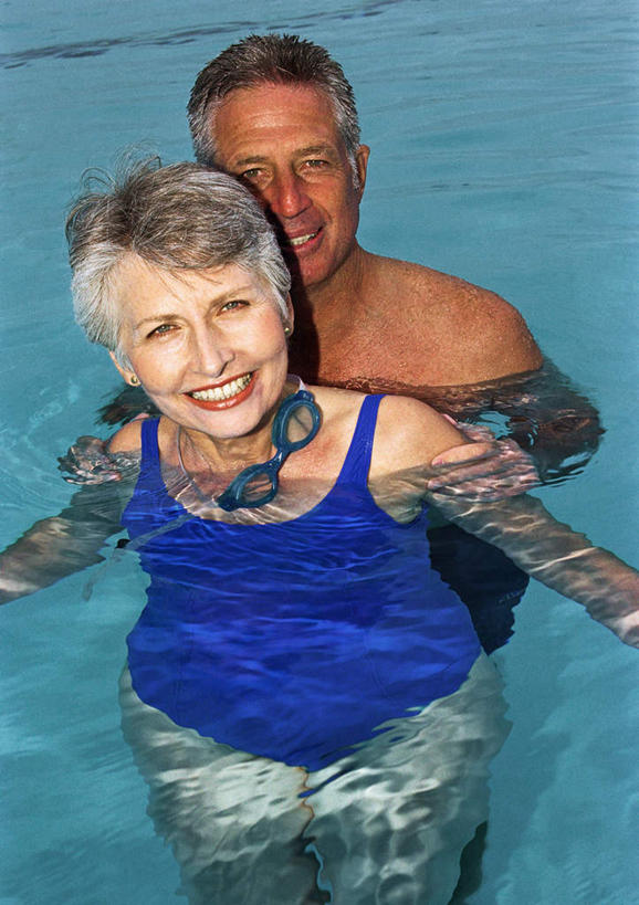 西方人,头发,两个人,家庭,夫妻,体育馆,游泳池,站,伸展双臂,抱,笑,摸,微笑,露齿笑,竖图,俯视,室外,白天,泳装,爱情,水,欧洲,欧洲人,抚摸,阴影,光线,眼镜,影子,泳镜,水池,水面,浪漫,注视,泳池,蓝色,白色,阳光,游泳眼镜,观察,看,站着,温暖,温馨,一家人,恩爱,恋人,抱着,观看,和睦,察看,游泳馆,搂着,关注,连体泳衣,老年男性,老年女性,男人,男性,女人,女性,白种人,情侣,敞开双臂,触摸,怀抱,接触,搂,搂抱,伸开双臂,相抱,拥抱,展开双肩,站立,张开手臂,张开双臂,半身,彩图,高角度拍摄,泳衣,伴侣,融洽