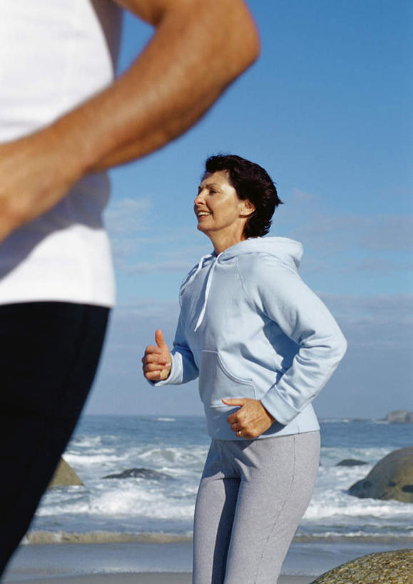 西方人,头发,两个人,家庭,夫妻,站,跑,笑,微笑,露齿笑,竖图,室外,白天,正面,爱情,锻炼,旅游,度假,运动,海浪,海洋,沙滩,欧洲,欧洲人,阴影,光线,沙子,影子,海岸,浪花,云,云朵,沙地,浪漫,云彩,注视,休闲装,娱乐,蓝色,黑色,白云,蓝天,天空,阳光,海水,天,观察,看,站着,享受,休闲,温暖,温馨,一家人,休闲服,恩爱,放松,恋人,观看,和睦,察看,关注,海景,体育,老年男性,老年女性,男人,男性,女人,女性,白种人,情侣,大海,风浪,海,海水的波动,海滩,近岸浪,涌浪,跑步,站立,半身,彩图,健身,伴侣,融洽