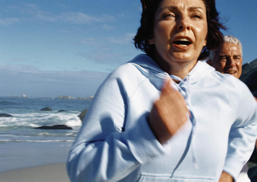 西方人,头发,两个人,家庭,夫妻,站,跑,横图,室外,白天,正面,爱情,锻炼,旅游,度假,运动,海浪,海洋,礁石,石头,沙滩,欧洲,欧洲人,阴影,光线,沙子,石子,影子,海岸,浪花,云,云朵,沙地,浪漫,云彩,休闲装,娱乐,蓝色,白色,黑色,白云,蓝天,天空,阳光,海水,天,站着,享受,休闲,温暖,温馨,一家人,休闲服,恩爱,放松,恋人,和睦,海景,体育,老年男性,老年女性,男人,男性,女人,女性,白种人,情侣,大海,风浪,海,海水的波动,海滩,礁,近岸浪,石块,岩石,涌浪,跑步,站立,半身,彩图,健身,伴侣,融洽