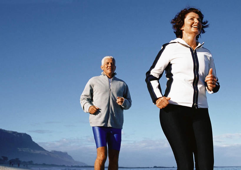 西方人,两个人,家庭,夫妻,站,跑,笑,微笑,露齿笑,横图,室外,白天,仰视,爱情,锻炼,旅游,度假,运动,海浪,海洋,礁石,石头,沙滩,欧洲,欧洲人,阴影,光线,沙子,石子,影子,海岸,浪花,云,云朵,沙地,浪漫,云彩,注视,休闲装,娱乐,蓝色,白云,蓝天,天空,阳光,海水,天,观察,看,站着,享受,休闲,温暖,温馨,一家人,休闲服,恩爱,放松,恋人,观看,和睦,察看,关注,海景,体育,老年男性,老年女性,男人,男性,女人,女性,白种人,情侣,大海,风浪,海,海水的波动,海滩,礁,近岸浪,石块,岩石,涌浪,跑步,站立,半身,彩图,低角度拍摄,健身,伴侣,融洽