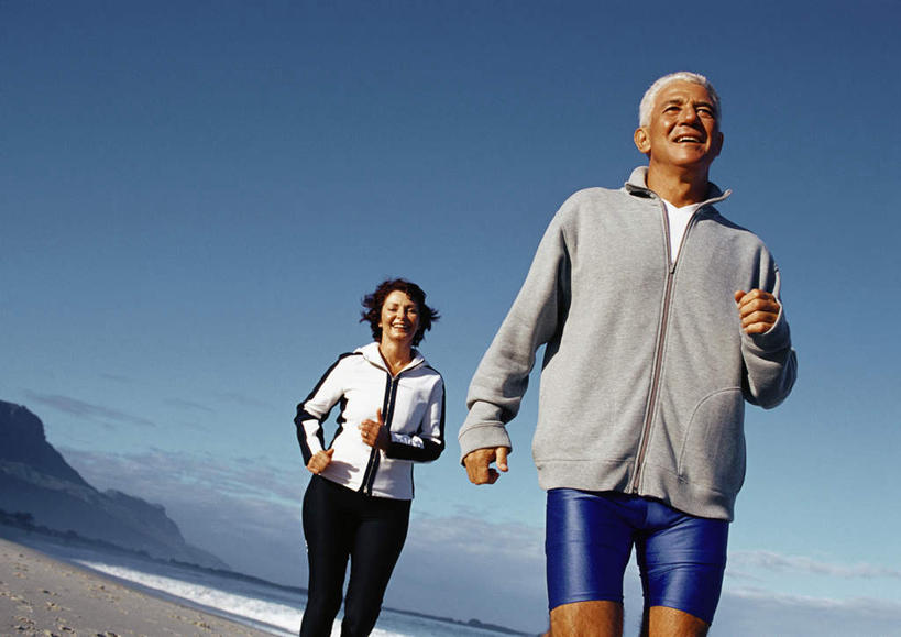 西方人,两个人,家庭,夫妻,站,跑,笑,微笑,露齿笑,横图,室外,白天,仰视,爱情,锻炼,旅游,度假,运动,海浪,海洋,礁石,石头,沙滩,欧洲,欧洲人,阴影,光线,沙子,石子,影子,海岸,浪花,云,云朵,沙地,浪漫,云彩,注视,休闲装,娱乐,蓝色,白云,蓝天,天空,阳光,海水,天,观察,看,站着,享受,休闲,温暖,温馨,一家人,休闲服,恩爱,放松,恋人,观看,和睦,察看,关注,海景,体育,老年男性,老年女性,男人,男性,女人,女性,白种人,情侣,大海,风浪,海,海水的波动,海滩,礁,近岸浪,石块,岩石,涌浪,跑步,站立,半身,彩图,低角度拍摄,健身,伴侣,融洽