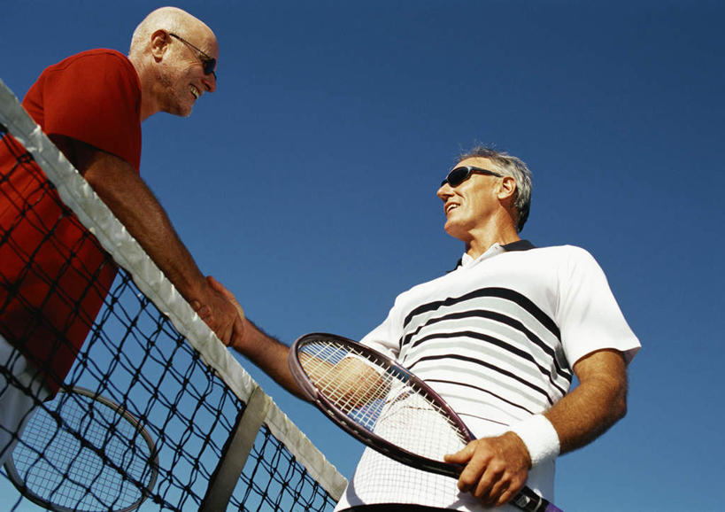 西方人,两个人,伙伴,朋友,站,握手,笑,摸,微笑,露齿笑,横图,室外,白天,仰视,旅游,度假,友谊,网球,欧洲,欧洲人,一排,许多,抚摸,握,阴影,整齐,光线,方格,墨镜,网,网球拍,眼镜,影子,球拍,网球装备,拿,拿着,注视,休闲装,娱乐,运动器械,相视,排列,红色,蓝色,蓝天,天空,阳光,太阳镜,太阳眼镜,天,观察,看,站着,享受,休闲,面对面,休闲服,健身器械,遮阳镜,放松,握着,观看,对视,察看,队列,关注,相对,健身器材,相看,友情,网球运动,老年男性,男人,男性,白种人,搀手,触摸,接触,拉手,手搀手,手拉手,手牵手,手握手,站立,半身,彩图,低角度拍摄,运动器材