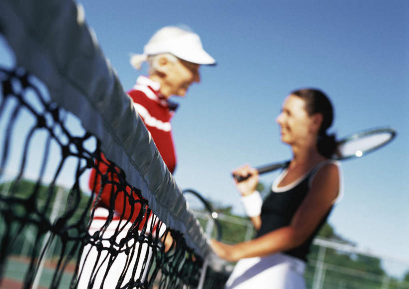 西方人,两个人,伙伴,朋友,站,举,握手,笑,摸,微笑,露齿笑,横图,室外,白天,仰视,旅游,度假,友谊,网球,植物,帽子,欧洲,欧洲人,一排,许多,抚摸,握,阴影,朦胧,模糊,整齐,光线,方格,网,网球拍,影子,球拍,网球装备,拿,拿着,注视,休闲装,娱乐,运动器械,运动帽,相视,树,树木,排列,红色,蓝色,绿色,黑色,蓝天,天空,阳光,自然,天,观察,看,托,站着,享受,休闲,面对面,休闲服,健身器械,鸭舌帽,放松,握着,生长,成长,观看,对视,察看,队列,关注,相对,健身器材,相看,一顶,友情,网球运动,老年女性,女人,女性,白种人,搀手,触摸,接触,举起,举手,举着,拉手,手搀手,手拉手,手牵手,手握手,向上举,向上伸,向上托,站立,半身,彩图,低角度拍摄,运动器材