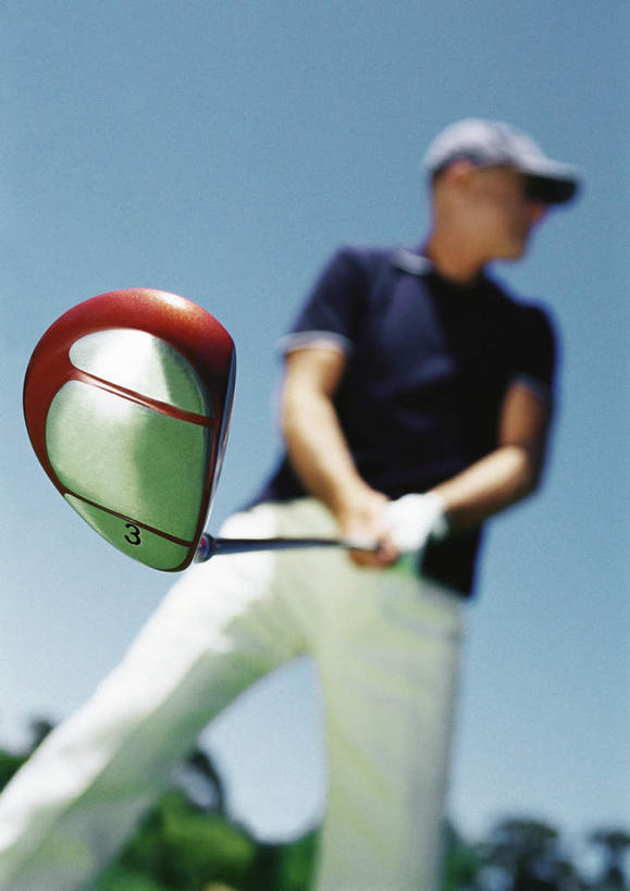 西方人,一个人,站,竖图,室外,白天,仰视,旅游,度假,植物,欧洲,欧洲人,仅一个男性,仅一个人,握,阴影,朦胧,模糊,光线,高尔夫,高尔夫球,影子,云,云朵,球场,拿,云彩,拿着,注视,娱乐,高尔夫球场,树,树木,蓝色,绿色,白云,蓝天,天空,阳光,自然,天,观察,看,站着,转头,仅一个老年男性,享受,休闲,放松,握着,生长,成长,观看,察看,高尔夫球杆,关注,绿茵场,高尔夫运动,高尔夫球具,老年男性,男人,男性,白种人,站立,半身,彩图,低角度拍摄