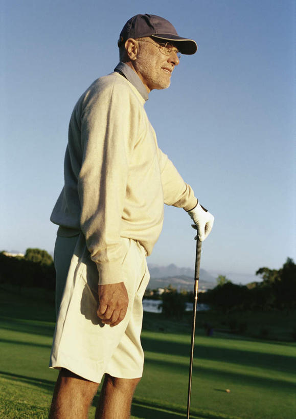 西方人,一个人,站,笑,摸,微笑,露齿笑,竖图,室外,白天,侧面,旅游,度假,草地,草坪,植物,帽子,欧洲,欧洲人,仅一个男性,仅一个人,撑,抚摸,阴影,光线,影子,云,云朵,球场,云彩,注视,休闲装,娱乐,运动帽,高尔夫球场,草,树,树木,蓝色,绿色,白云,蓝天,天空,阳光,自然,天,观察,看,站着,转头,仅一个老年男性,享受,休闲,休闲服,鸭舌帽,放松,生长,成长,观看,察看,撑着,关注,绿茵场,一顶,老年男性,男人,男性,白种人,触摸,接触,站立,半身,彩图