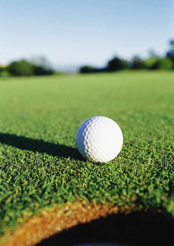 无人,竖图,俯视,室外,特写,白天,旅游,度假,草地,草坪,植物,阴影,朦胧,模糊,光线,高尔夫,影子,洞,云,云朵,球场,云彩,娱乐,高尔夫球场,草,树,树木,一个,蓝色,绿色,白色,白云,蓝天,天空,阳光,自然,天,享受,休闲,球体,放松,洞穴,生长,单个,成长,绿茵场,高尔夫运动,高尔夫球具,穴,彩图,高角度拍摄