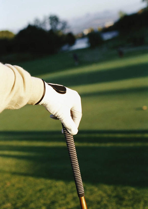 西方人,手,一个人,站,摸,竖图,室外,白天,正面,旅游,度假,草地,草坪,植物,欧洲,欧洲人,仅一个男性,仅一个人,撑,抚摸,握,阴影,光线,高尔夫,高尔夫球,影子,云,云朵,球场,拿,云彩,拿着,娱乐,高尔夫球场,草,树,树木,蓝色,绿色,白云,蓝天,天空,阳光,自然,天,站着,仅一个老年男性,享受,休闲,手部,放松,握着,生长,成长,撑着,高尔夫球杆,绿茵场,高尔夫运动,高尔夫球具,老年男性,男人,男性,白种人,触摸,接触,站立,半身,彩图