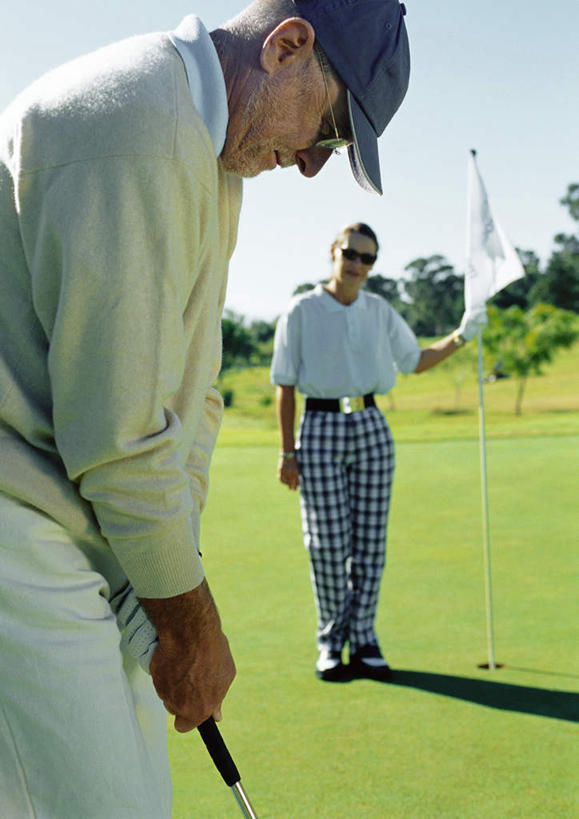 西方人,两个人,伙伴,朋友,站,摸,竖图,室外,白天,正面,旅游,度假,友谊,草地,草坪,植物,帽子,欧洲,欧洲人,撑,抚摸,握,阴影,光线,高尔夫,高尔夫球,影子,云,云朵,球场,拿,云彩,拿着,注视,休闲装,娱乐,运动帽,高尔夫球场,草,树,树木,一个,蓝色,绿色,白云,蓝天,天空,阳光,自然,天,低头,观察,看,站着,享受,休闲,休闲服,鸭舌帽,放松,握着,生长,单个,成长,观看,察看,撑着,高尔夫球杆,关注,绿茵场,高尔夫运动,高尔夫球具,友情,老年男性,老年女性,男人,男性,女人,女性,白种人,触摸,接触,站立,半身,彩图