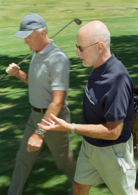 西方人,两个人,伙伴,朋友,站,走,笑,摸,说,微笑,露齿笑,竖图,俯视,室外,白天,旅游,度假,讨论,友谊,草地,草坪,植物,帽子,欧洲,欧洲人,抚摸,握,阴影,光线,高尔夫,高尔夫球,影子,球场,拿,拿着,注视,休闲装,娱乐,运动帽,高尔夫球场,草,树,树木,蓝色,绿色,阳光,自然,观察,看,站着,享受,休闲,休闲服,鸭舌帽,放松,握着,生长,成长,观看,察看,高尔夫球杆,关注,绿茵场,高尔夫运动,高尔夫球具,一顶,交流,友情,老年男性,男人,男性,白种人,步行,触摸,沟通,讲话,交谈,接触,散步,商讨,说话,谈话,站立,走路,半身,彩图,高角度拍摄