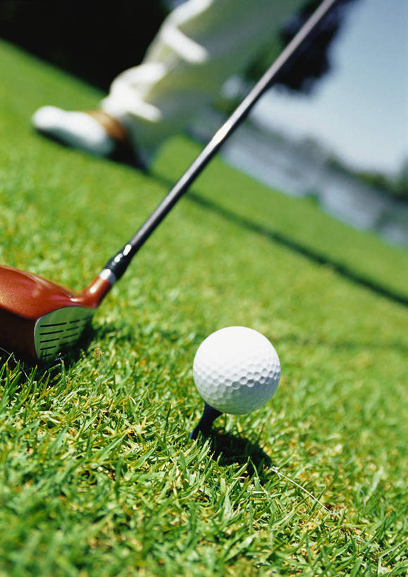 西方人,一个人,站,摸,竖图,俯视,室外,特写,白天,旅游,度假,草地,草坪,植物,欧洲,欧洲人,仅一个男性,仅一个人,抚摸,握,阴影,朦胧,模糊,光线,高尔夫,高尔夫球,影子,云,云朵,球场,拿,云彩,拿着,娱乐,高尔夫球场,草,树,树木,蓝色,绿色,白云,蓝天,天空,阳光,自然,天,站着,仅一个老年男性,享受,休闲,放松,握着,生长,成长,高尔夫球杆,绿茵场,高尔夫运动,高尔夫球具,老年男性,男人,男性,白种人,触摸,接触,站立,半身,彩图,高角度拍摄