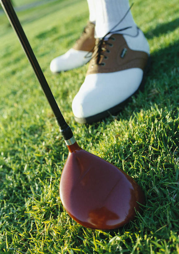 西方人,一个人,站,摸,竖图,俯视,室外,特写,白天,旅游,度假,草地,草坪,植物,鞋子,欧洲,欧洲人,仅一个男性,仅一个人,一双,撑,抚摸,握,阴影,朦胧,模糊,光线,高尔夫,高尔夫球,影子,球场,拿,拿着,娱乐,高尔夫球场,草,绿色,白色,阳光,站着,仅一个老年男性,享受,休闲,放松,握着,撑着,高尔夫球杆,绿茵场,高尔夫运动,高尔夫球具,老年男性,男人,男性,白种人,触摸,接触,站立,半身,彩图,高角度拍摄