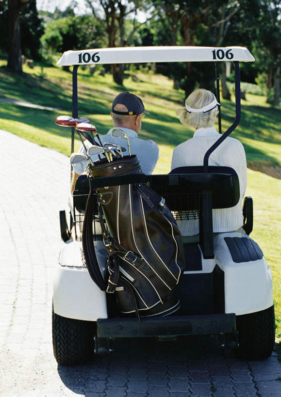 西方人,两个人,伙伴,朋友,坐,笑,微笑,露齿笑,竖图,室外,白天,旅游,度假,友谊,草地,草坪,植物,道路,路,帽子,欧洲,欧洲人,一副,一辆,阴影,光线,高尔夫,高尔夫球,墨镜,眼镜,影子,球场,小路,交通,注视,娱乐,运动帽,高尔夫球场,草,树,树木,背面,绿色,阳光,自然,太阳镜,太阳眼镜,交通工具,观察,驾驶,看,行驶,转头,享受,休闲,鸭舌帽,遮阳镜,放松,生长,成长,观看,察看,高尔夫球杆,关注,高尔夫车,绿茵场,高尔夫运动,高尔夫球具,高尔夫球车,高尔夫观光车,高尔夫用品,一顶,友情,老年男性,男人,男性,白种人,坐着,彩图,全身