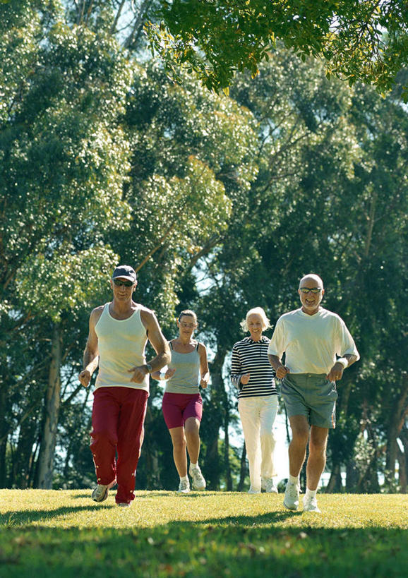 西方人,四个人,伙伴,朋友,公园,站,跑,笑,微笑,露齿笑,竖图,室外,白天,正面,锻炼,旅游,度假,友谊,成功,运动,合作,团队,集体,信心,草地,草坪,植物,欧洲,欧洲人,一排,阴影,整齐,光线,影子,注视,休闲装,娱乐,队伍,草,树,树木,排列,红色,绿色,阳光,自然,观察,看,站着,享受,休闲,休闲服,放松,生长,成长,观看,察看,成就,队列,关注,合伙,体育,友情,老年男性,老年女性,男人,男性,女人,女性,白种人,跑步,站立,彩图,全身,健身