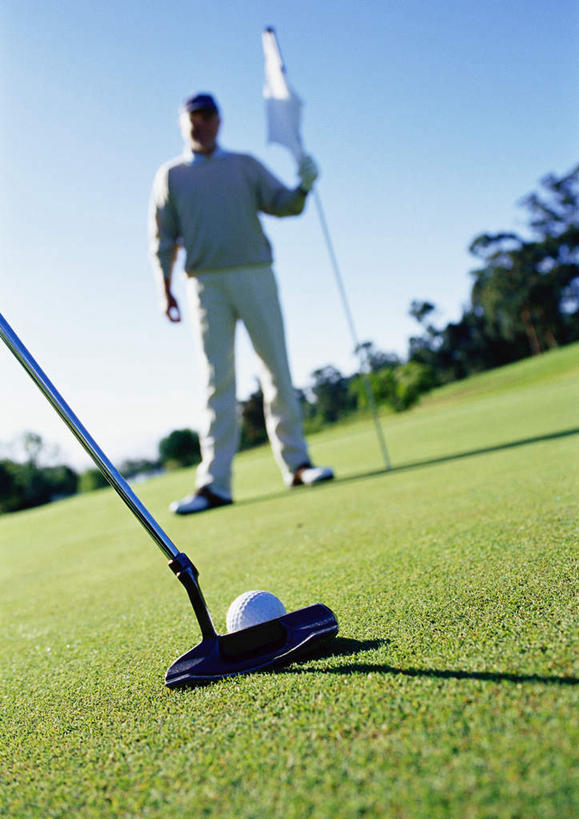 西方人,两个人,伙伴,朋友,站,摸,竖图,室外,白天,仰视,旅游,度假,友谊,草地,草坪,植物,欧洲,欧洲人,抚摸,握,阴影,朦胧,模糊,光线,高尔夫,高尔夫球,墨镜,眼镜,影子,云,云朵,球场,拿,云彩,拿着,注视,休闲装,娱乐,高尔夫球场,草,树,树木,蓝色,绿色,白云,蓝天,天空,阳光,自然,太阳镜,太阳眼镜,天,观察,看,站着,享受,休闲,休闲服,遮阳镜,放松,握着,生长,成长,观看,察看,高尔夫球杆,关注,绿茵场,高尔夫运动,高尔夫球具,友情,老年男性,老年女性,男人,男性,女人,女性,白种人,触摸,接触,站立,彩图,低角度拍摄,全身