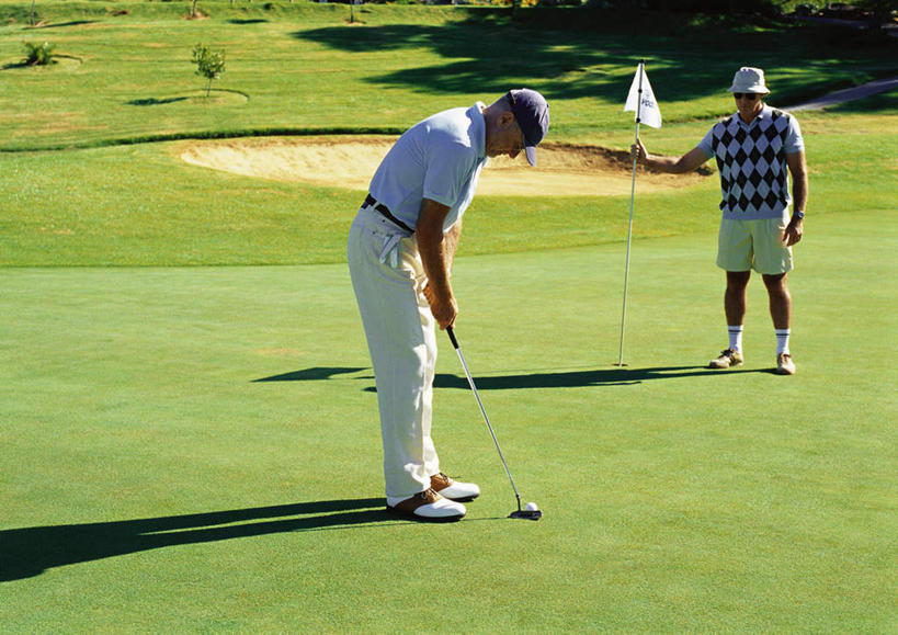 西方人,两个人,伙伴,朋友,站,摸,横图,室外,白天,正面,旅游,度假,友谊,草地,草坪,植物,帽子,欧洲,欧洲人,抚摸,弯腰,握,阴影,光线,高尔夫,高尔夫球,影子,球场,拿,拿着,休闲装,娱乐,运动帽,高尔夫球场,草,树,树木,绿色,阳光,自然,低头,站着,享受,休闲,休闲服,鸭舌帽,放松,握着,生长,成长,高尔夫球杆,绿茵场,高尔夫运动,高尔夫球具,弯身,友情,老年男性,男人,男性,白种人,触摸,接触,站立,彩图,全身