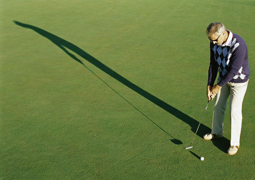 西方人,一个人,站,摸,横图,俯视,室外,白天,旅游,度假,草地,草坪,植物,欧洲,欧洲人,仅一个男性,仅一个人,抚摸,弯腰,握,阴影,光线,高尔夫,高尔夫球,墨镜,眼镜,影子,球场,拿,拿着,休闲装,娱乐,高尔夫球场,草,绿色,阳光,太阳镜,太阳眼镜,低头,站着,仅一个老年男性,享受,休闲,休闲服,遮阳镜,放松,握着,高尔夫球杆,绿茵场,高尔夫运动,高尔夫球具,弯身,老年男性,男人,男性,白种人,触摸,接触,站立,彩图,高角度拍摄,全身