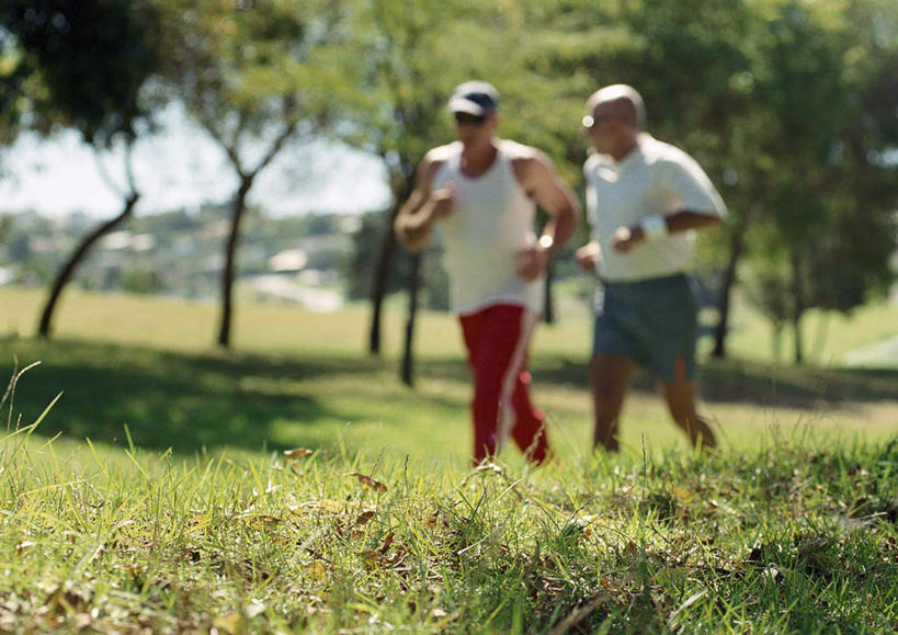 西方人,两个人,伙伴,朋友,公园,站,跑,横图,室外,白天,正面,锻炼,旅游,度假,友谊,运动,草地,草坪,植物,帽子,欧洲,欧洲人,阴影,朦胧,模糊,光线,墨镜,眼镜,影子,休闲装,娱乐,运动帽,草,树,树木,红色,绿色,阳光,自然,太阳镜,太阳眼镜,站着,享受,休闲,休闲服,鸭舌帽,遮阳镜,放松,生长,成长,一顶,体育,友情,老年男性,男人,男性,白种人,跑步,站立,彩图,全身,健身