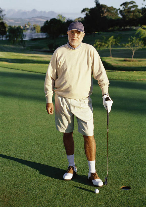 西方人,一个人,站,摸,竖图,室外,白天,正面,旅游,度假,草地,草坪,森林,树林,植物,帽子,欧洲,欧洲人,仅一个男性,仅一个人,撑,抚摸,握,阴影,光线,高尔夫,高尔夫球,影子,云,云朵,球场,拿,云彩,拿着,休闲装,娱乐,运动帽,高尔夫球场,草,树,树木,蓝色,绿色,白云,蓝天,天空,阳光,自然,天,站着,仅一个老年男性,享受,休闲,休闲服,鸭舌帽,放松,握着,生长,成长,撑着,高尔夫球杆,绿茵场,高尔夫运动,高尔夫球具,一顶,老年男性,男人,男性,白种人,触摸,接触,站立,彩图,全身