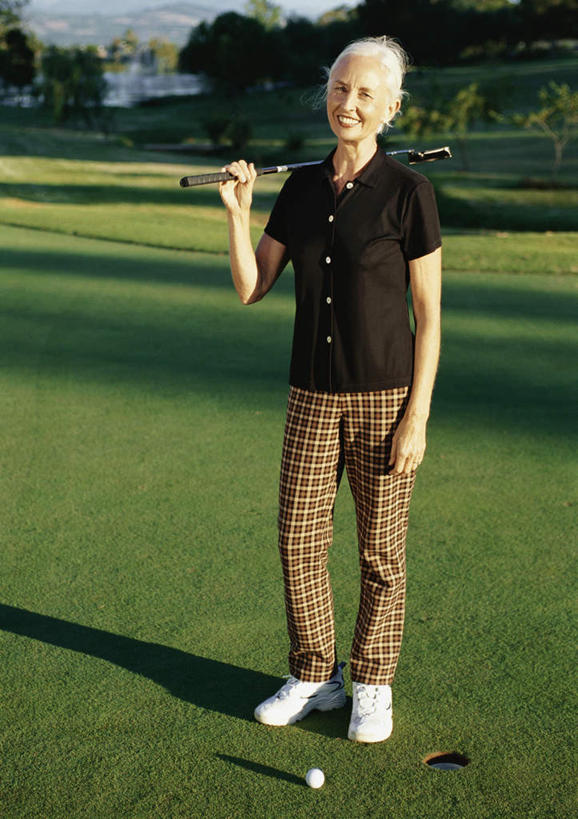 西方人,头发,一个人,站,举,笑,摸,微笑,露齿笑,竖图,室外,白天,正面,旅游,度假,草地,草坪,植物,欧洲,欧洲人,仅一个年轻女性,仅一个女性,仅一个人,握,阴影,光线,高尔夫,高尔夫球,影子,球场,拿,拿着,注视,休闲装,娱乐,高尔夫球场,草,树,树木,绿色,白色,黑色,阳光,自然,观察,看,托,站着,享受,休闲,休闲服,放松,握着,生长,成长,观看,察看,高尔夫球杆,关注,绿茵场,高尔夫运动,高尔夫球具,年轻女性,女人,女性,白种人,触摸,接触,举起,举手,举着,向上举,向上伸,向上托,站立,彩图,全身