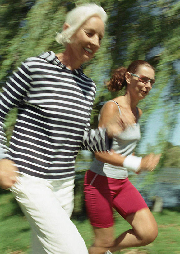 西方人,头发,两个人,伙伴,朋友,公园,站,跑,笑,微笑,露齿笑,竖图,室外,白天,侧面,锻炼,旅游,度假,友谊,运动,草地,草坪,植物,欧洲,欧洲人,一排,阴影,条纹,朦胧,模糊,整齐,光线,影子,注视,娱乐,草,树,树木,排列,黄色,红色,绿色,阳光,自然,观察,看,站着,享受,休闲,放松,生长,成长,观看,察看,队列,关注,体育,友情,老年女性,女人,女性,白种人,跑步,站立,半身,彩图,健身