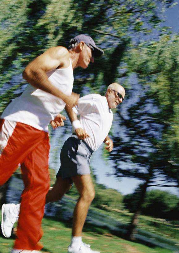 西方人,两个人,伙伴,朋友,公园,站,跑,笑,微笑,露齿笑,竖图,室外,白天,仰视,锻炼,旅游,度假,友谊,运动,草地,草坪,植物,帽子,欧洲,欧洲人,一副,阴影,朦胧,模糊,光线,墨镜,眼镜,影子,注视,休闲装,娱乐,运动帽,草,树,树木,红色,蓝色,绿色,蓝天,天空,阳光,自然,太阳镜,太阳眼镜,天,观察,看,站着,享受,休闲,休闲服,鸭舌帽,遮阳镜,放松,生长,成长,观看,察看,关注,一顶,体育,友情,老年男性,男人,男性,白种人,跑步,站立,半身,彩图,低角度拍摄,健身