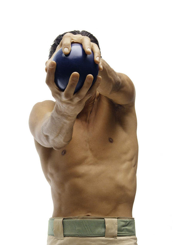 西方人,肌肉,头发,一个人,站,举,捧,摸,竖图,室内,白天,白色背景,正面,锻炼,运动,金属制品,欧洲,欧洲人,仅一个男性,仅一个人,抚摸,握,金属,拿,拿着,运动器械,裸露,仅一个年轻男性,一个,黑色,托,站着,球体,健身器械,力量,握着,摄影,影棚,单个,裸,健身器材,体育,铅球,男人,男性,年轻男性,白种人,触摸,接触,举起,举手,举着,捧着,手捧,向上举,向上伸,向上托,站立,半身,彩图,影棚拍摄,健身,拍摄,运动器材