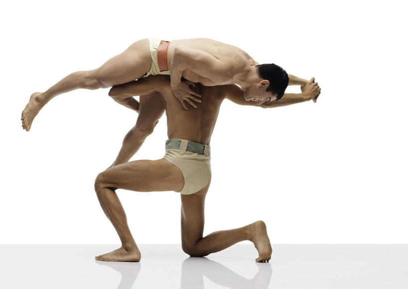 西方人,头发,两个人,伙伴,朋友,蹲,举,伸展双臂,抱,横图,室内,白天,白色背景,侧面,锻炼,友谊,运动,摔跤,欧洲,欧洲人,阴影,反射,影子,地面,速度,注视,娱乐,裸露,黑色,低头,观察,看,托,力量,平衡,摄影,影棚,抱着,观看,技巧,踮脚,协调,察看,搂着,关注,裸,灵敏,柔韧,趣味,耐力,抗争,体育,友情,男人,男性,年轻男性,白种人,敞开双臂,蹲着,举起,举手,举着,搂,伸开双臂,向上举,向上伸,向上托,展开双肩,张开手臂,张开双臂,彩图,全身,影棚拍摄,健身,拍摄