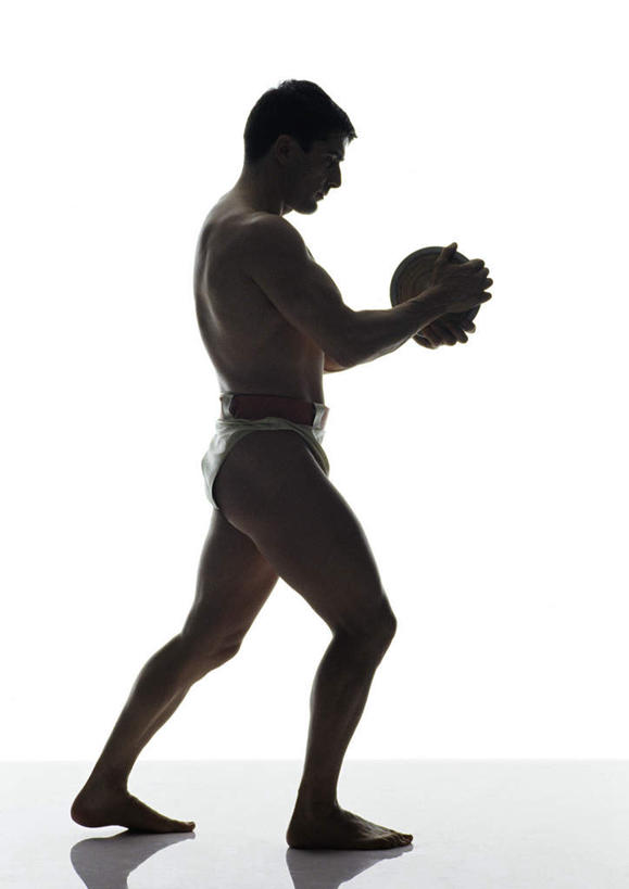 西方人,头发,一个人,站,捧,摸,竖图,室内,白天,白色背景,侧面,锻炼,运动,欧洲,欧洲人,仅一个男性,仅一个人,抚摸,握,阴影,反射,影子,地面,背光,速度,拿,拿着,注视,娱乐,运动器械,裸露,仅一个年轻男性,一个,黑色,观察,看,站着,健身器械,力量,平衡,握着,摄影,影棚,单个,观看,技巧,协调,察看,关注,裸,健身器材,灵敏,逆光,柔韧,趣味,耐力,抗争,体育,铁饼,男人,男性,年轻男性,白种人,触摸,接触,捧着,手捧,站立,彩图,全身,影棚拍摄,健身,拍摄,运动器材