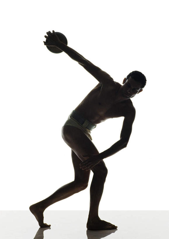 西方人,一个人,站,举,摸,竖图,室内,白天,白色背景,侧面,锻炼,运动,欧洲,欧洲人,仅一个男性,仅一个人,撑,抚摸,握,阴影,反射,影子,地面,背光,速度,拿,拿着,注视,娱乐,运动器械,裸露,仅一个年轻男性,一个,黑色,观察,看,托,站着,转头,健身器械,力量,平衡,握着,摄影,转身,影棚,单个,观看,技巧,协调,察看,撑着,关注,裸,健身器材,灵敏,逆光,柔韧,趣味,耐力,抗争,体育,铁饼,男人,男性,年轻男性,白种人,触摸,接触,举起,举手,举着,向上举,向上伸,向上托,站立,彩图,全身,影棚拍摄,健身,拍摄,运动器材