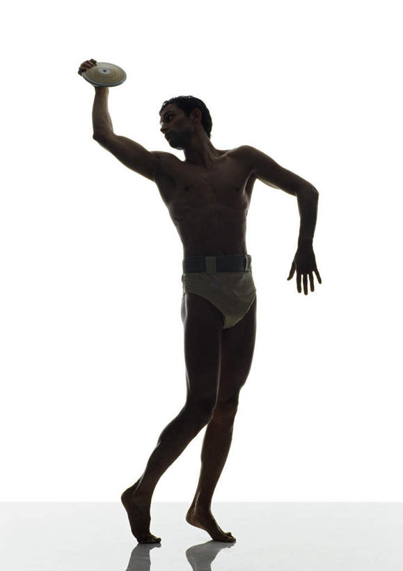 西方人,头发,一个人,站,举,摸,竖图,室内,白天,白色背景,正面,锻炼,运动,欧洲,欧洲人,仅一个男性,仅一个人,抚摸,握,阴影,反射,影子,地面,背光,速度,拿,拿着,注视,娱乐,运动器械,裸露,仅一个年轻男性,一个,黑色,观察,看,托,站着,转头,健身器械,力量,平衡,握着,摄影,影棚,单个,观看,技巧,踮脚,协调,察看,关注,裸,健身器材,灵敏,逆光,柔韧,趣味,耐力,抗争,体育,铁饼,男人,男性,年轻男性,白种人,触摸,接触,举起,举手,举着,向上举,向上伸,向上托,站立,彩图,全身,影棚拍摄,健身,拍摄,运动器材